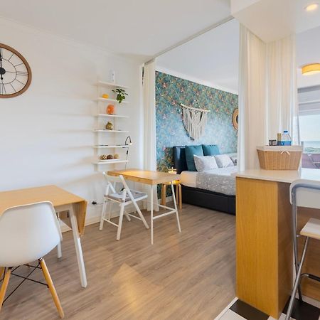 Cozy Beach Studio Retreat Near Lisbon With Sea View Almada Esterno foto