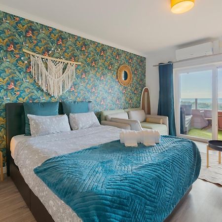 Cozy Beach Studio Retreat Near Lisbon With Sea View Almada Esterno foto