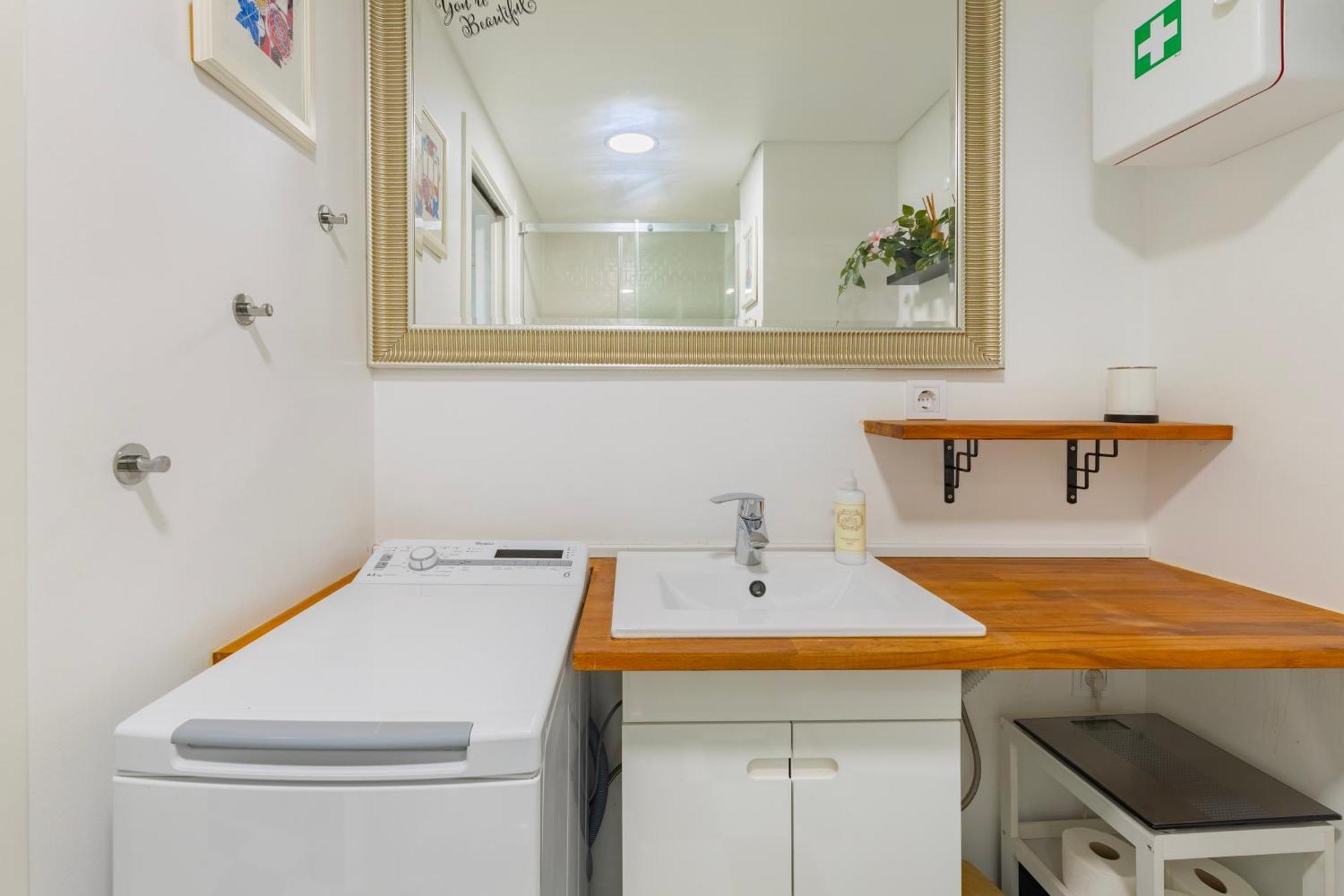 Cozy Beach Studio Retreat Near Lisbon With Sea View Almada Esterno foto