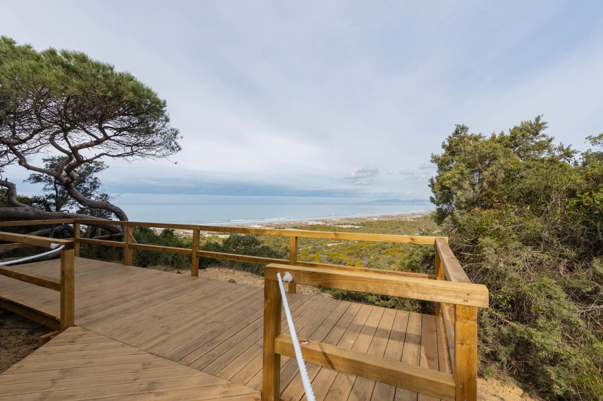 Cozy Beach Studio Retreat Near Lisbon With Sea View Almada Esterno foto