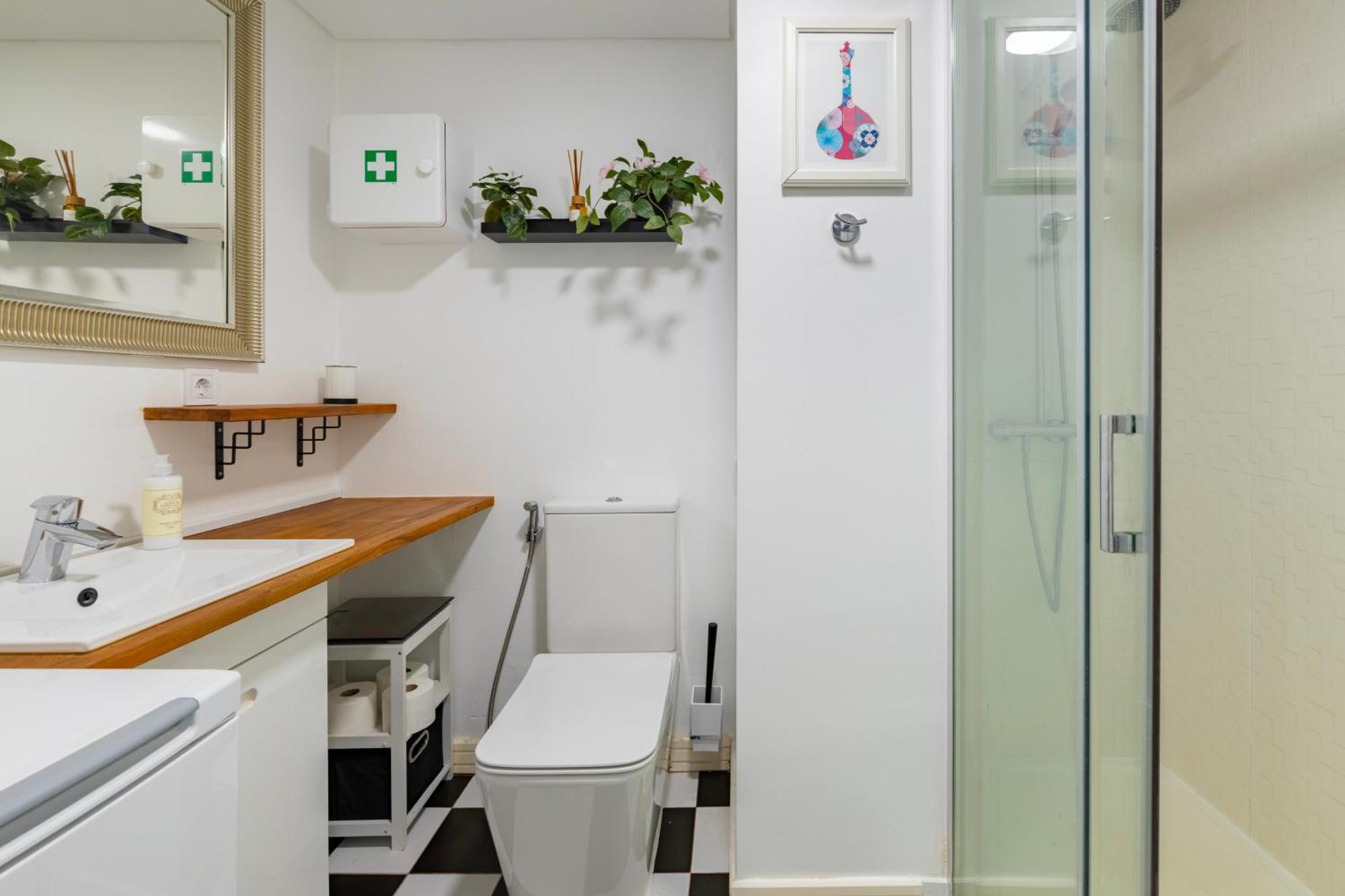 Cozy Beach Studio Retreat Near Lisbon With Sea View Almada Esterno foto