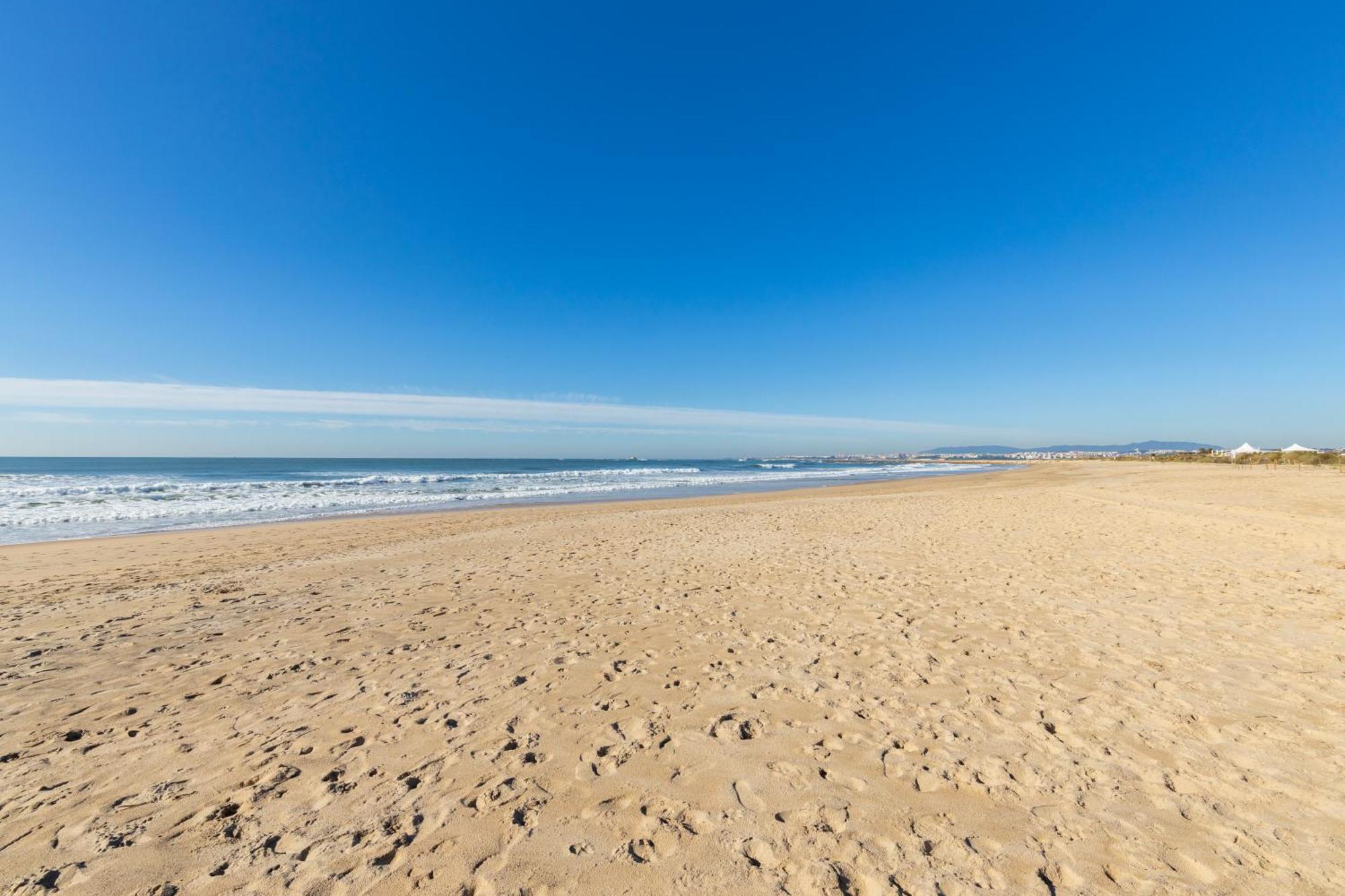 Cozy Beach Studio Retreat Near Lisbon With Sea View Almada Esterno foto