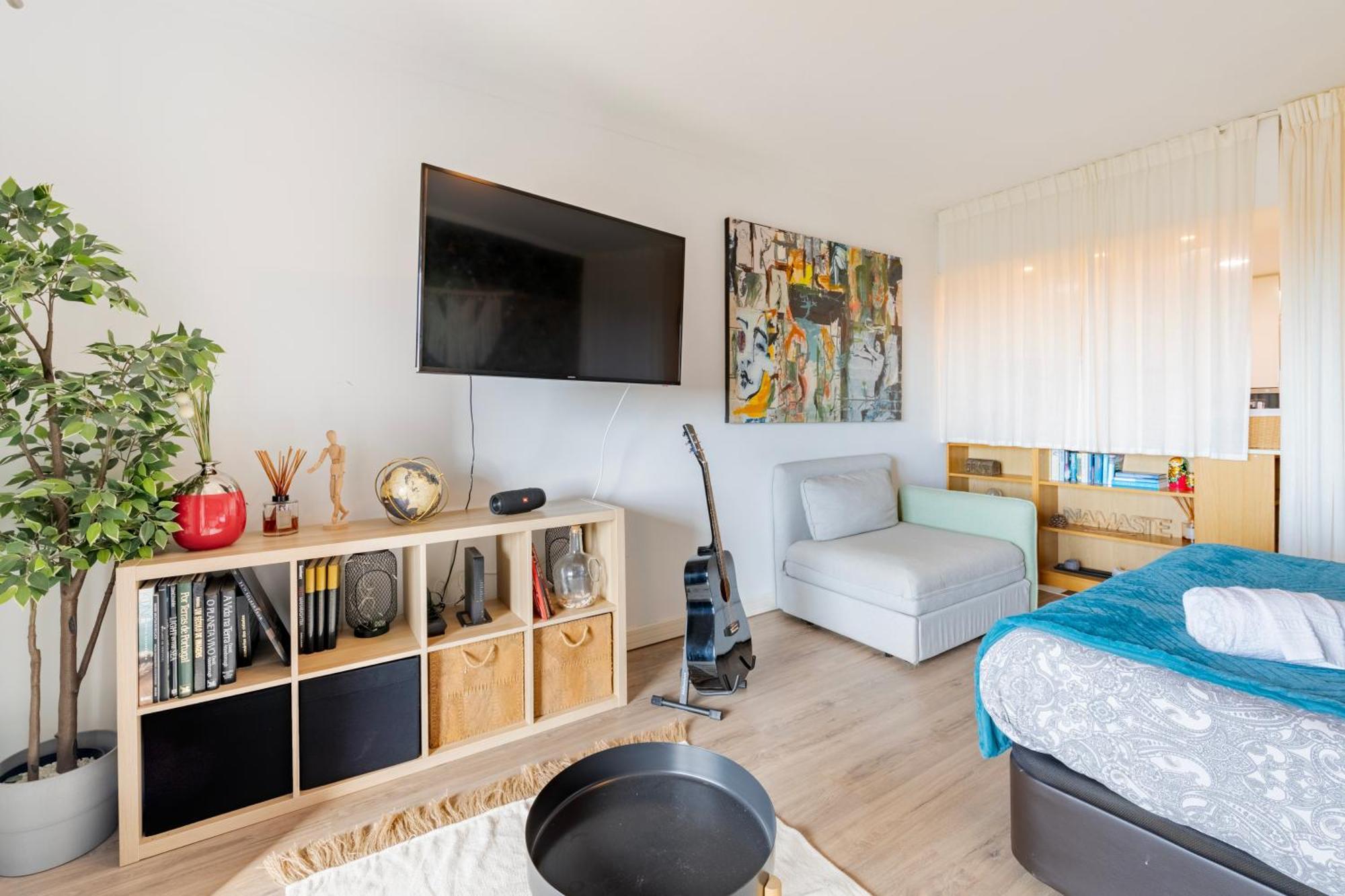 Cozy Beach Studio Retreat Near Lisbon With Sea View Almada Esterno foto