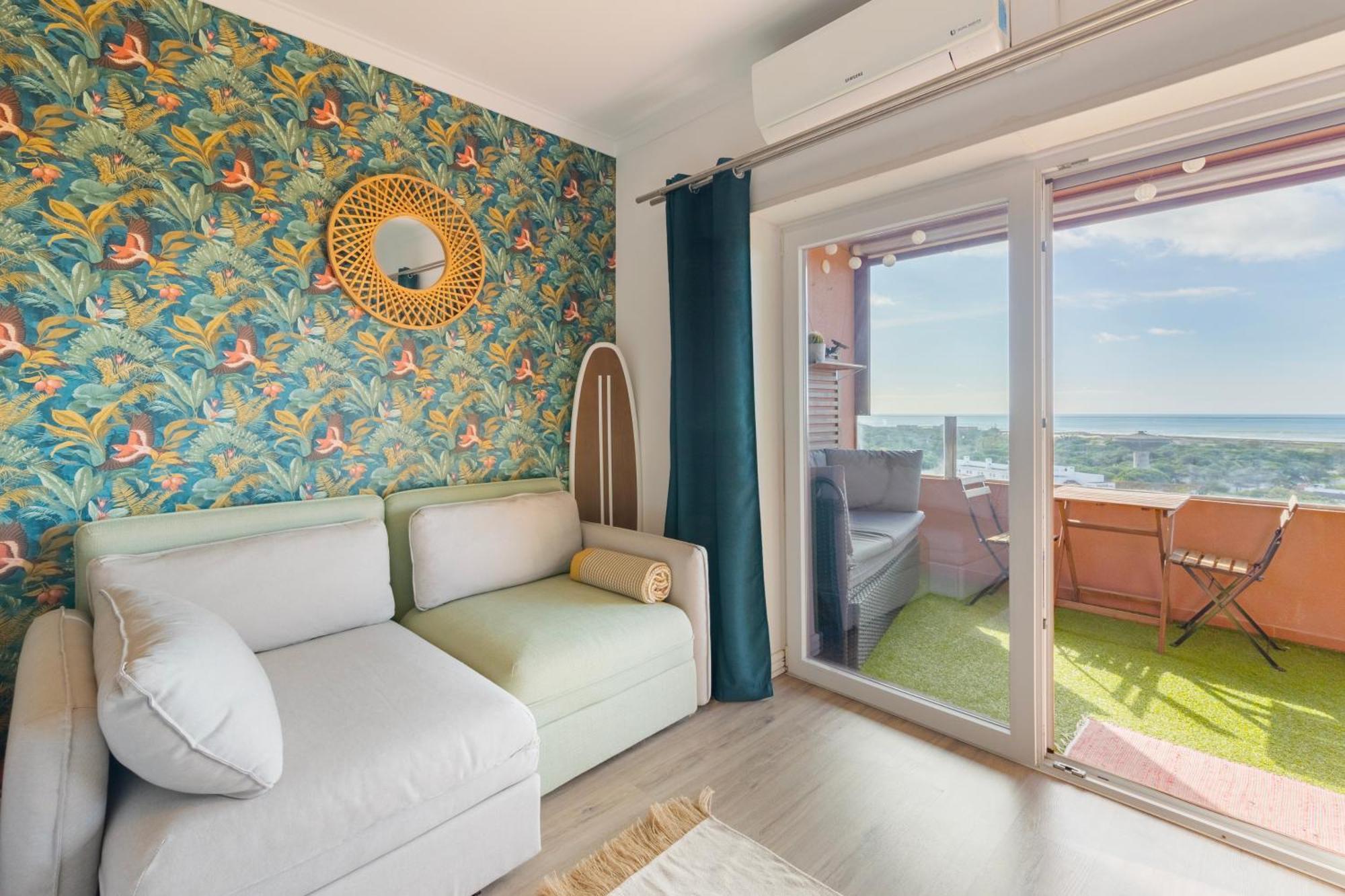 Cozy Beach Studio Retreat Near Lisbon With Sea View Almada Esterno foto