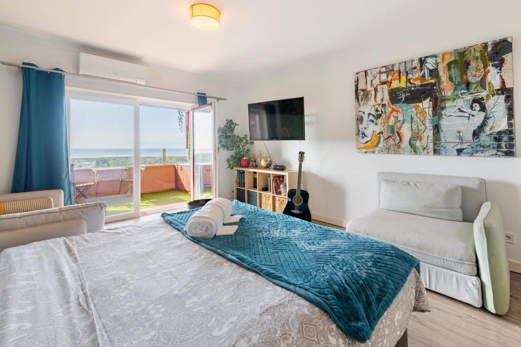 Cozy Beach Studio Retreat Near Lisbon With Sea View Almada Esterno foto