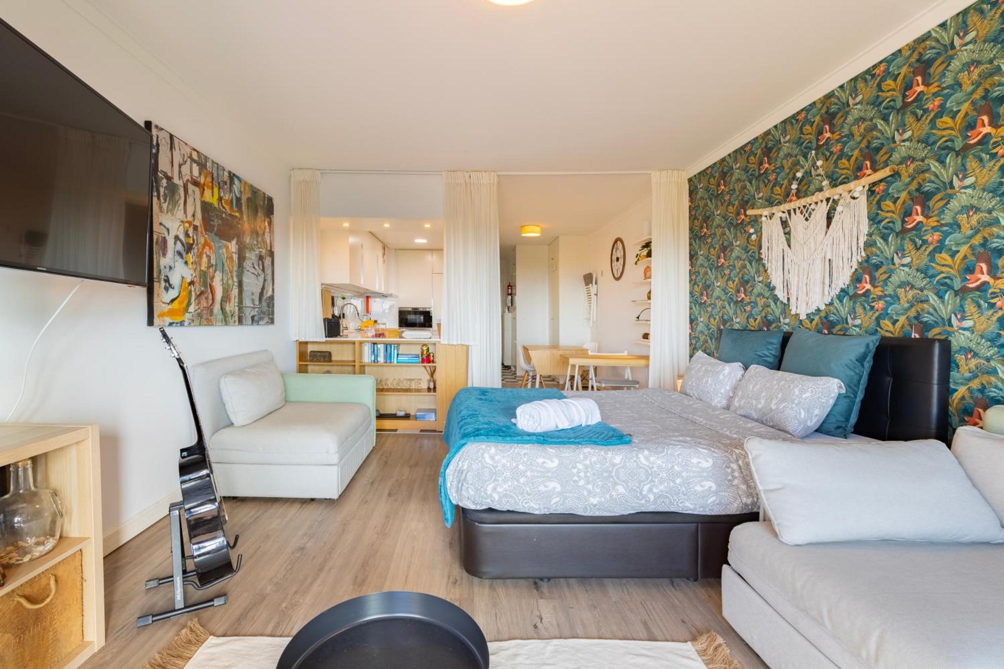 Cozy Beach Studio Retreat Near Lisbon With Sea View Almada Esterno foto